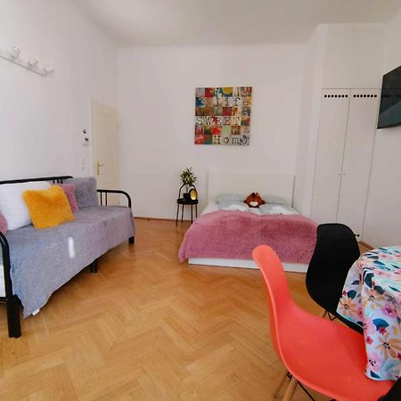 Central And Round 3 Minutes To City Shopping Center And Schoenbrunn Palace Wina Bagian luar foto