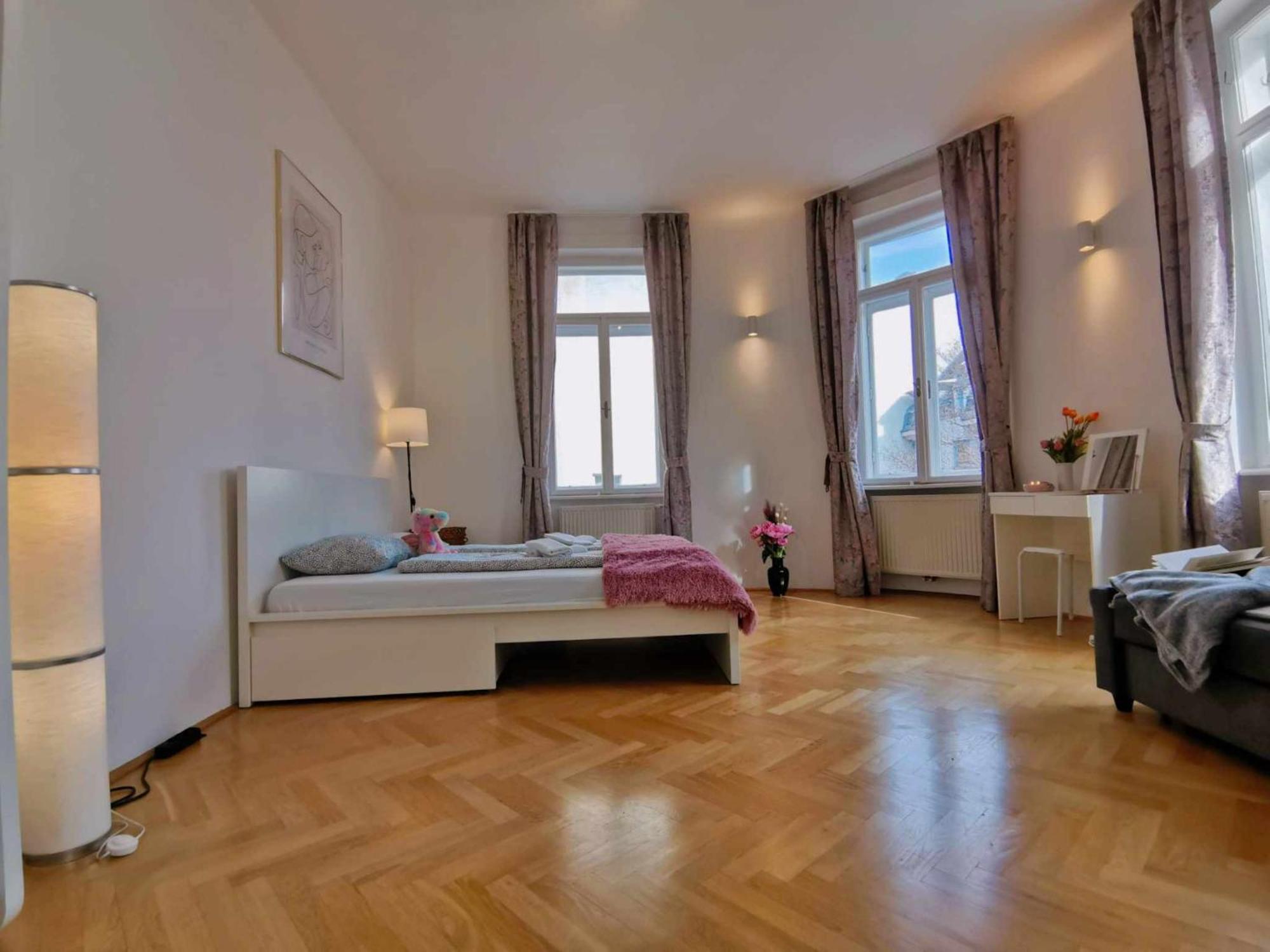 Central And Round 3 Minutes To City Shopping Center And Schoenbrunn Palace Wina Bagian luar foto