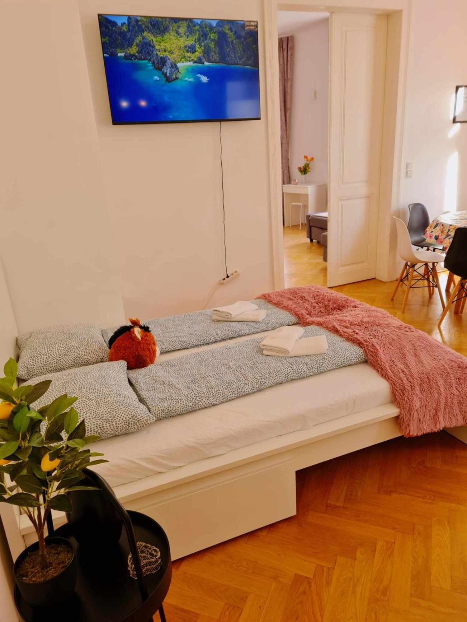 Central And Round 3 Minutes To City Shopping Center And Schoenbrunn Palace Wina Bagian luar foto