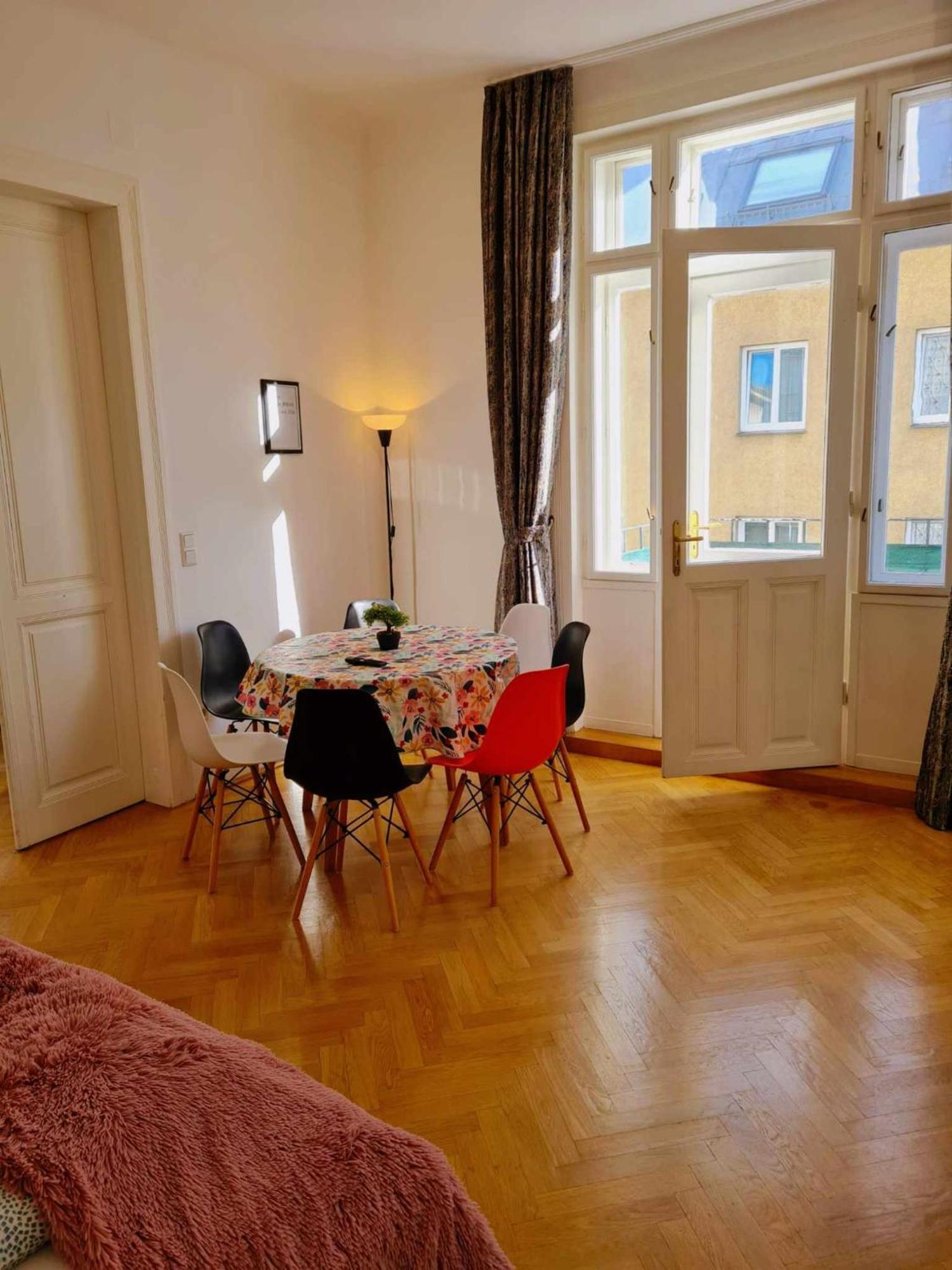 Central And Round 3 Minutes To City Shopping Center And Schoenbrunn Palace Wina Bagian luar foto