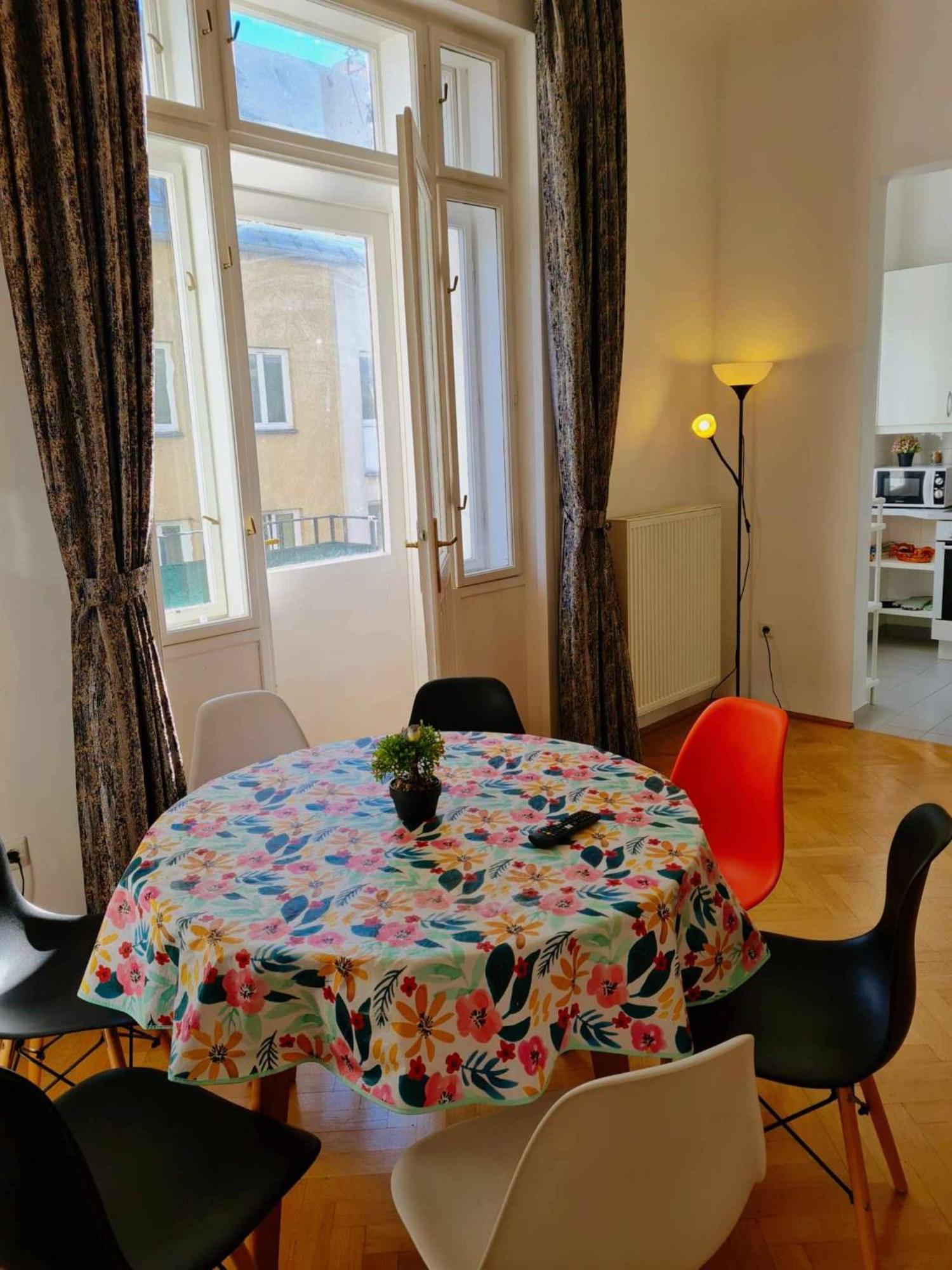Central And Round 3 Minutes To City Shopping Center And Schoenbrunn Palace Wina Bagian luar foto