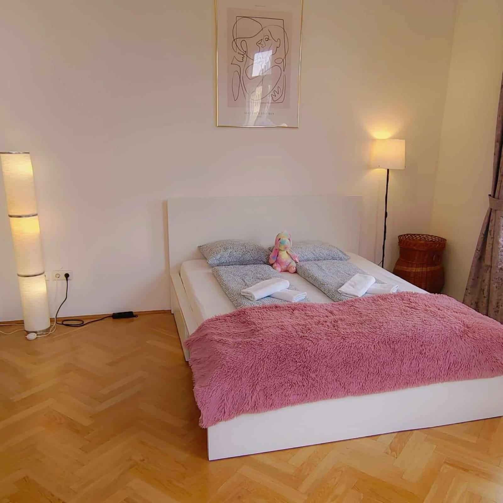 Central And Round 3 Minutes To City Shopping Center And Schoenbrunn Palace Wina Bagian luar foto